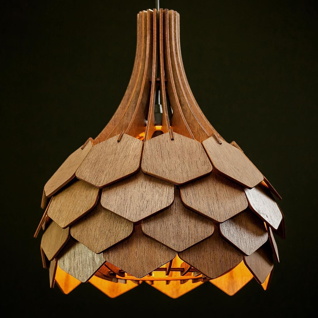 Luminária pendente moderna Pinha com acabamento em madeira Lustres Gênesis loja online venda de Lustres e Iluminação